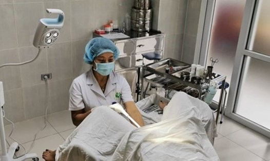 Bác sĩ đang tầm soát ung thư cổ tử cung cho bệnh nhân. Nguồn ảnh: Bệnh viện Phụ sản Hà Nội