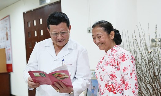 Chị Nguyễn Thị Vinh cùng bác sĩ Viện Huyết học và Truyền máu Trung ương. Ảnh: Gia Thắng