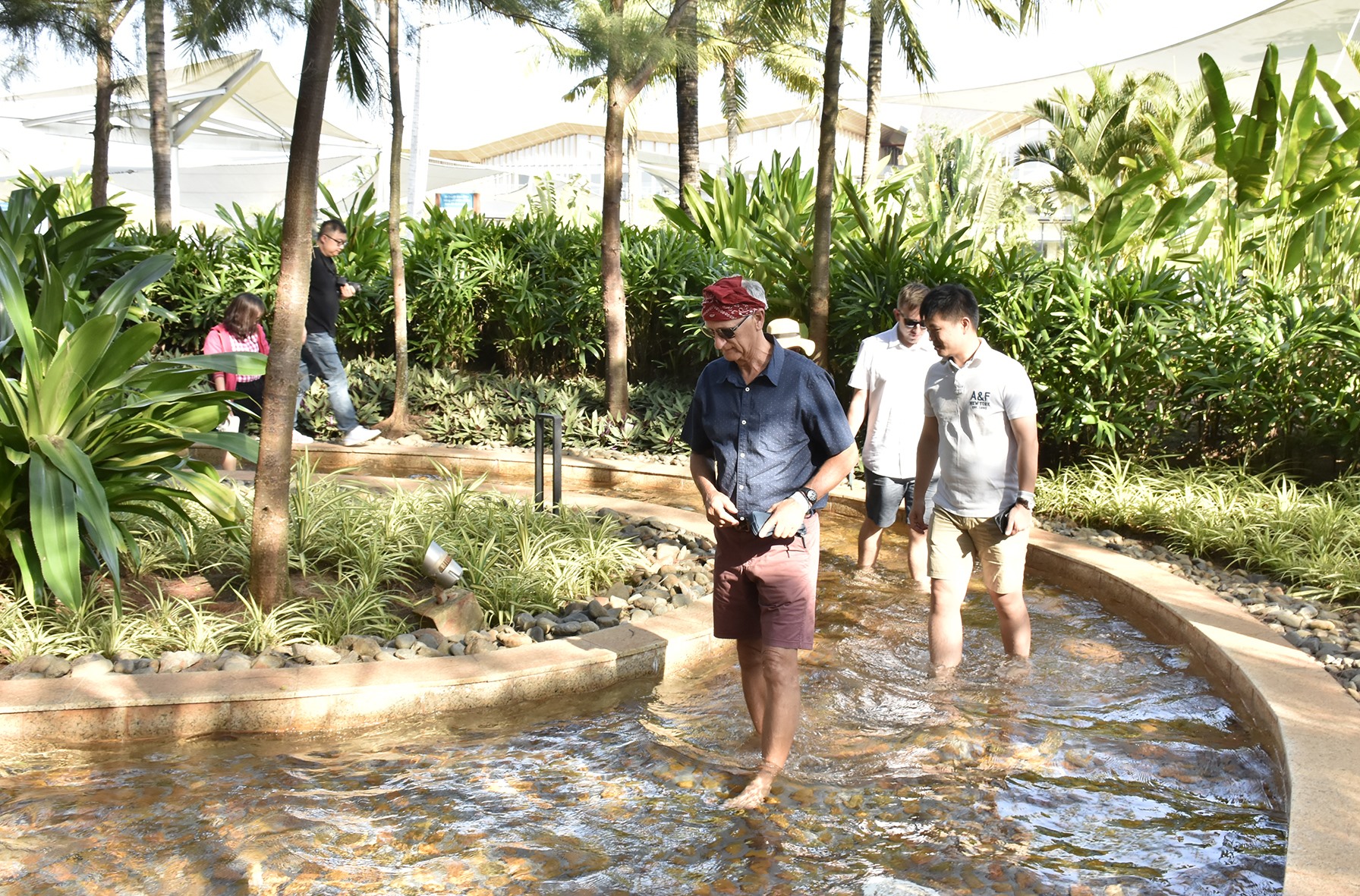 Đoàn famtrip trải nghiệm dịch vụ ngâm chân thư giãn đá cuội và nước khoáng nóng tại Minera Hot Springs Bình Châu. Ảnh: Mỹ Lương