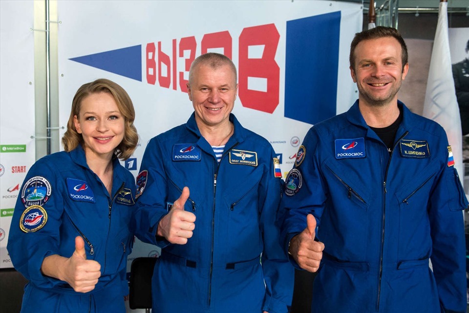 Từ trái qua: Nữ diễn viên Yulia Peresild, phi hành gia Nga Oleg Novitskiy và đạo diễn phim Klim Shipenko. Ảnh: Roscosmos