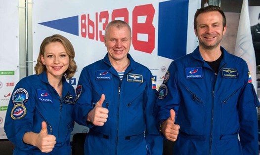 Từ trái qua: Nữ diễn viên Yulia Peresild, phi hành gia Nga Oleg Novitskiy và đạo diễn phim Klim Shipenko. Ảnh: Roscosmos