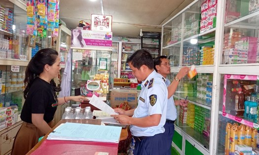 Lực lượng Quản lý thị trường Đắk Nông kiểm tra một cửa hàng thuốc kinh doanh về lĩnh vực y tế. Ảnh: Bảo Lâm