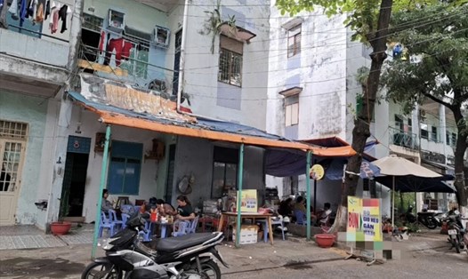 Tình trạng lấn chiếm vỉa hè, cơi nới mái che để làm nơi buôn bán xảy ra suốt nhiều năm tại các chung cư ở Đà Nẵng. Ảnh: Nguyễn Linh