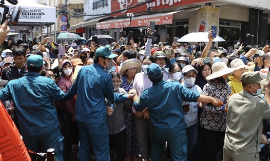 Lực lượng chức năng đã có mặt để điều tiết đám đông tại lễ tang NSƯT Vũ Linh.  Ảnh: Thanh Vũ
