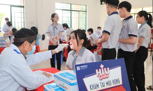 Học sinh Trường THPT Nguyễn Trãi (Đồng Nai) trong buổi khám HIUCARE ngày 9.3. Ảnh: Huyền