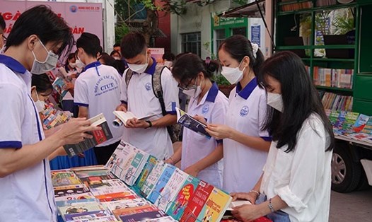 Chuẩn bị tổ chức hoạt động chào mừng Ngày Sách và Văn hóa đọc Việt Nam lần thứ II. Ảnh: Huỳnh