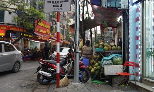 Vỉa hè một số tuyến phố ở Hà Nội bị chiếm trọn làm nơi kinh doanh, buôn bán. Ảnh: Phạm Đông