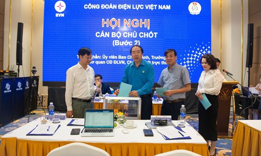 Hội nghị đã tiến hành quy trình rà soát, bổ sung các chức danh với 5 bước theo quy định của Đảng và Điều lệ Công đoàn Việt Nam. Ảnh: Phúc Đạt.