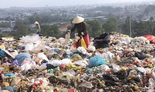 Bãi rác - nơi mưu sinh của rất nhiều người phụ nữ tại Đà Nẵng. 
Ảnh: Nguyễn Linh