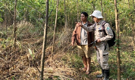 Nhân viên NPA/RENEW nắm thông tin từ người dân xã Ba Tầng trong quá trình khảo sát, tìm kiếm vật liệu nổ. Ảnh: NPA/RENEW.