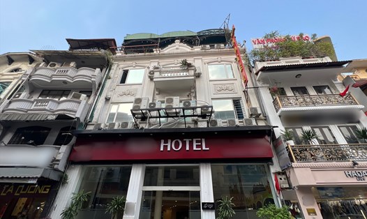 Khách sạn phố cổ Hà Nội rao bán không ai mua. Ảnh: Nguyễn Thúy