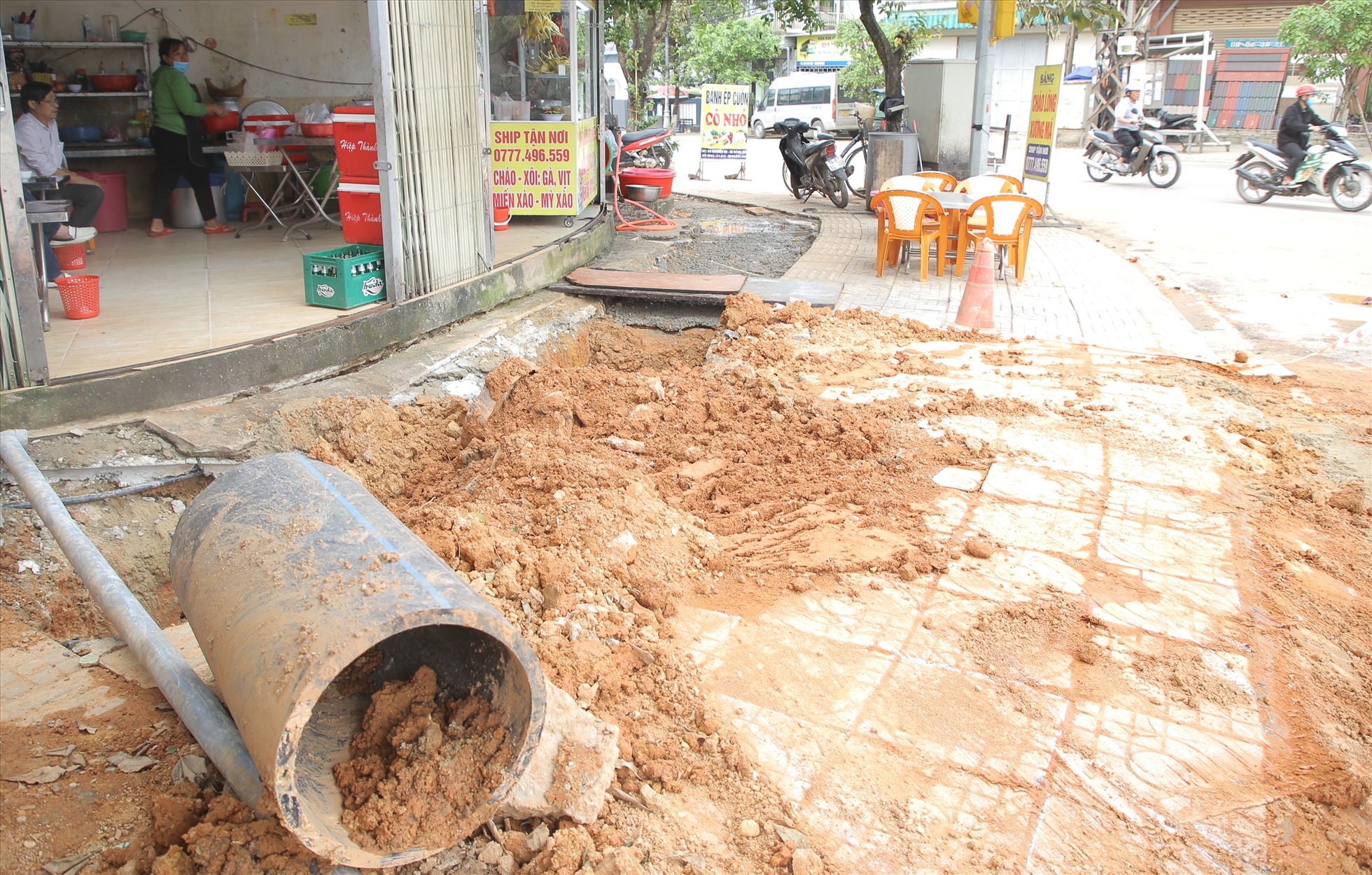 Vỉa hè đường Nguyễn Du vừa làm xong, đã bị đào lên nham nhở để thi công đường ống nước. Ảnh: Hưng Thơ.