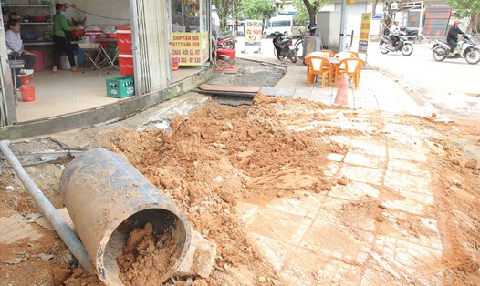 Vỉa hè đường Nguyễn Du vừa làm xong, đã bị đào lên nham nhở để thi công đường ống nước. Ảnh: Hưng Thơ.