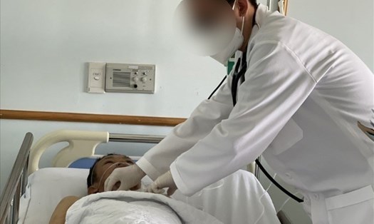 Bác sĩ một bệnh viện tư trên địa bàn TP.Biên Hoà, Đồng Nai đang điều trị cho bệnh nhân. Ảnh minh hoạ:  Hà Anh Chiến