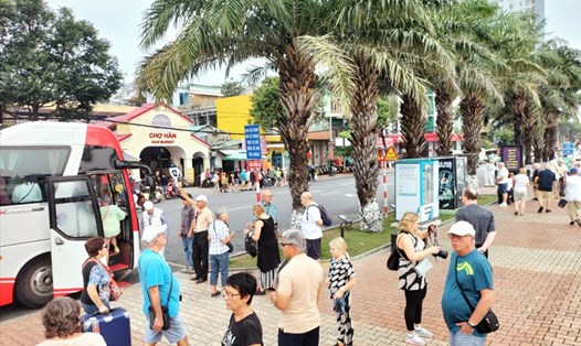 Hơn 2.400 du khách châu Âu tham quan chợ Hàn (TP Đà Nẵng) trong ngày 31.3. Ảnh: Nguyễn Linh