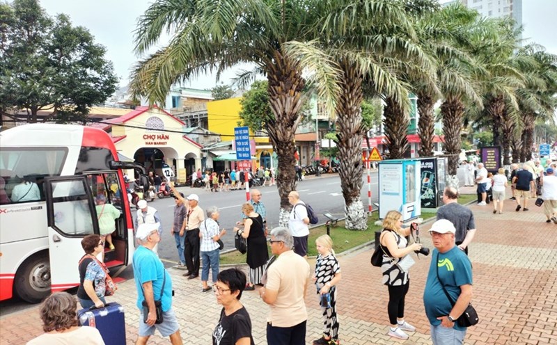 Hơn 2.400 du khách châu Âu tham quan chợ Hàn (TP Đà Nẵng) trong ngày 31.3. Ảnh: Nguyễn Linh