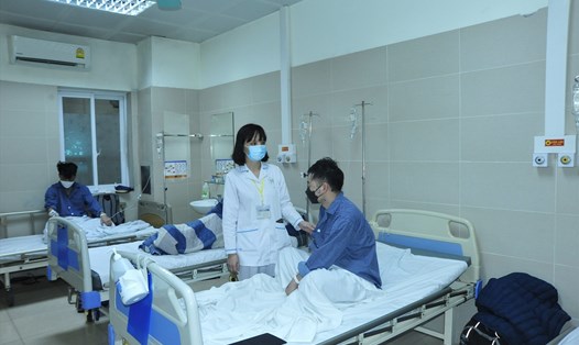 Bác sĩ Bệnh viện Thanh Nhàn điều trị cho bệnh nhân mắc thủy đậu. Ảnh: Minh Ngọc