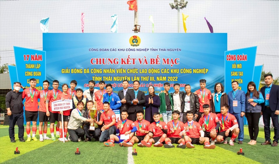 Công đoàn các khu công nghiệp tỉnh Thái Nguyên phối hợp tổ chức giải bóng đá chào mừng đại hội công đoàn các cấp. Ảnh: Công đoàn Thái Nguyên