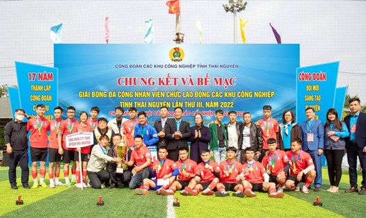 Công đoàn các khu công nghiệp tỉnh Thái Nguyên phối hợp tổ chức giải bóng đá chào mừng đại hội công đoàn các cấp. Ảnh: Công đoàn Thái Nguyên