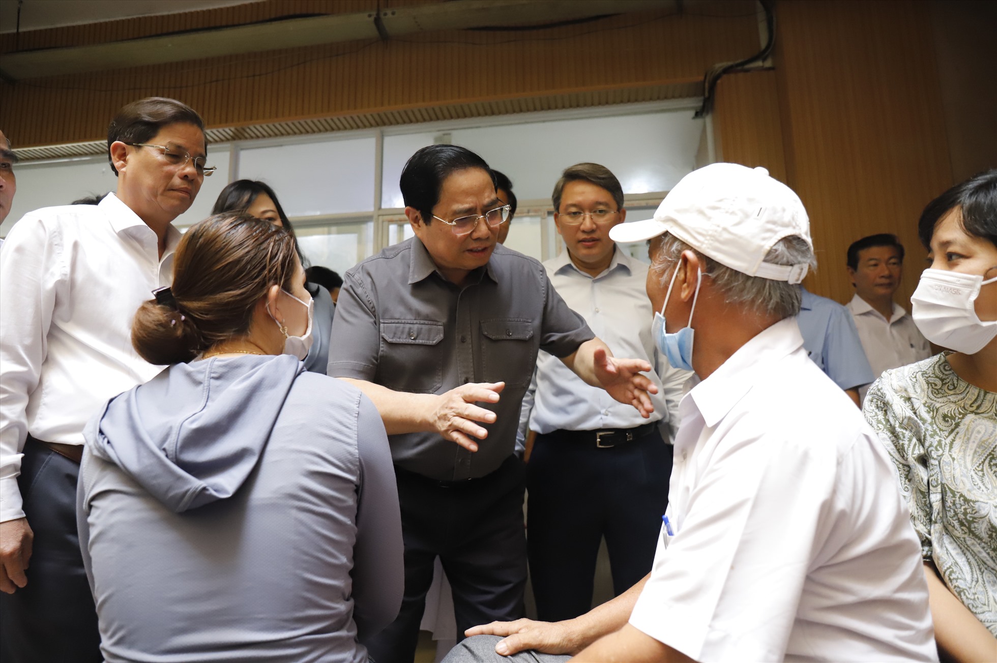 Thủ tướng Phạm Minh Chính thăm hỏi bệnh nhân tại Khánh Hòa. Ảnh: Hữu Long