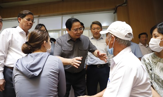 Thủ tướng Phạm Minh Chính thăm hỏi bệnh nhân tại Khánh Hòa. Ảnh: Hữu Long