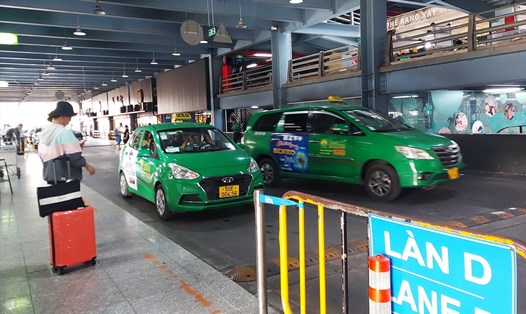 Khách đón taxi ở sân bay Tân Sơn Nhất. Ảnh: Minh Quân