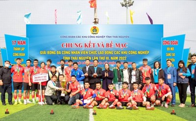 Công đoàn các khu công nghiệp tỉnh Thái Nguyên phối hợp tổ chức giải bóng đá chào mừng đại hội công đoàn các cấp. Ảnh: Công đoàn Thái Nguyên