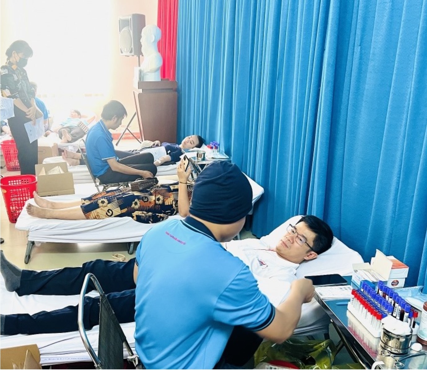 Cán bộ công nhân viên, người lao động Vietsovpetro tham gia hiến máu tình nguyện. Ảnh: CĐ DKVN