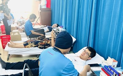 Cán bộ công nhân viên, người lao động Vietsovpetro tham gia hiến máu tình nguyện. Ảnh: CĐ DKVN