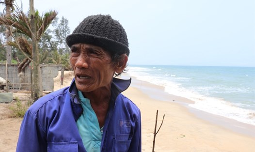 Ông Nguyễn Văn Biếc (phường Cẩm An, TP Hội An, tỉnh Quảng Nam) đau lòng nhìn từng mét đất trôi ra biển. Ảnh: Nguyễn Linh