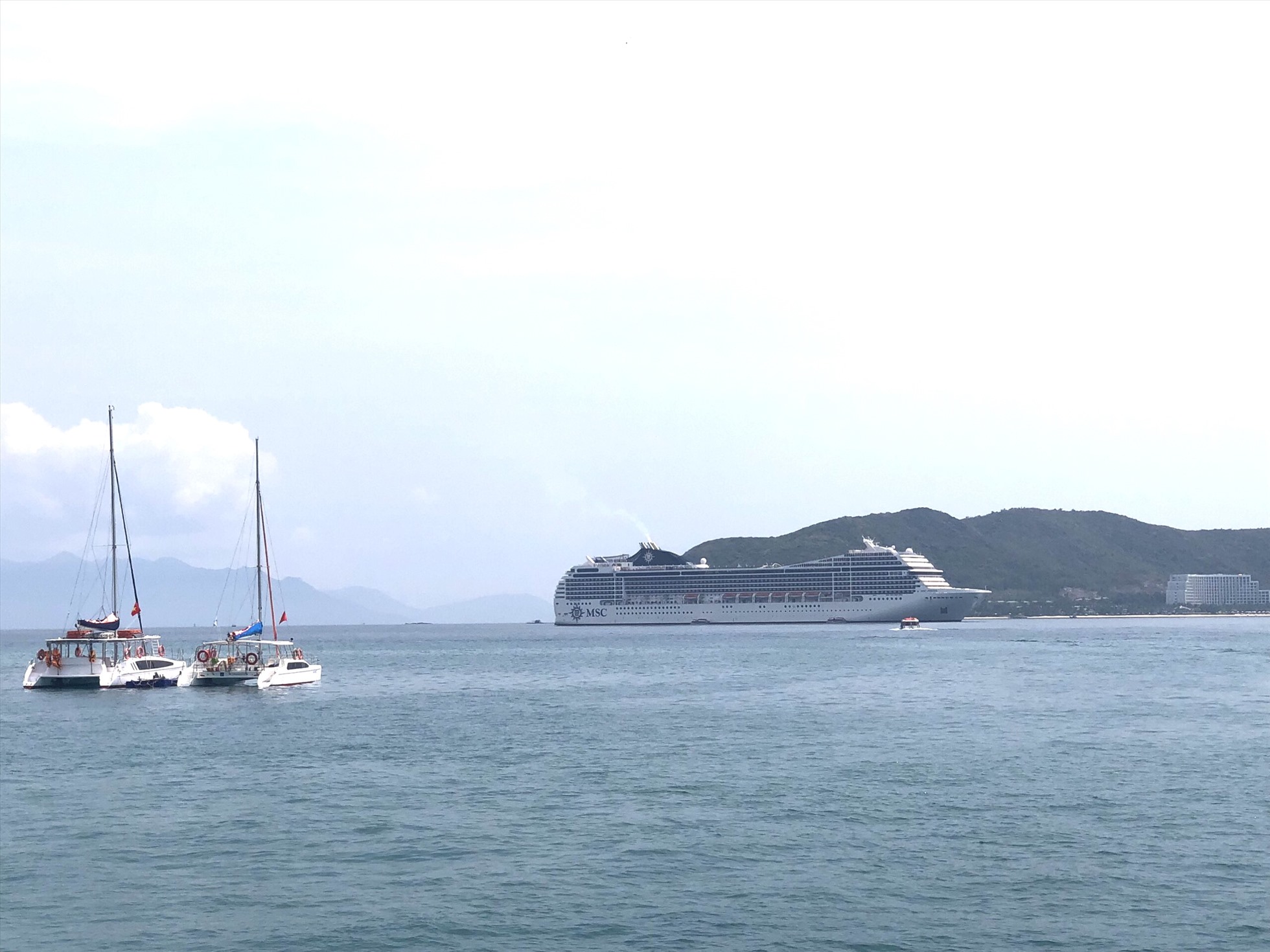 Tàu du lịch cao cấp chở hơn 2.000 du khách Châu Âu cập cảng Nha Trang sáng 1.4. Ảnh: Nguyễn Phát