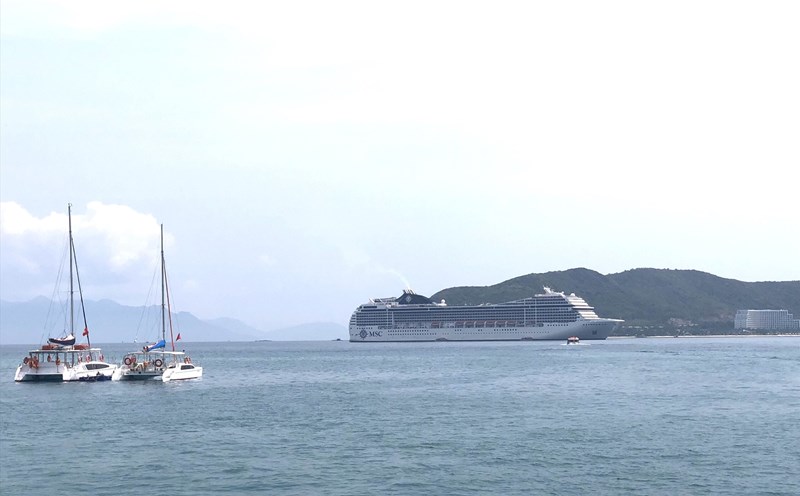 Tàu du lịch cao cấp chở hơn 2.000 du khách Châu Âu cập cảng Nha Trang sáng 1.4. Ảnh: Nguyễn Phát