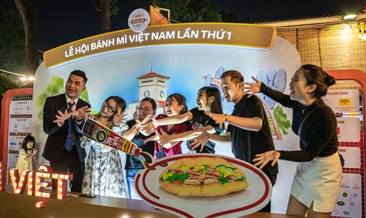 Nhiều bạn trẻ thích thú tham quan, thưởng thức bánh mì tại Lễ hội Bánh mì Việt Nam. Ảnh: Doanh nghiệp cung cấp