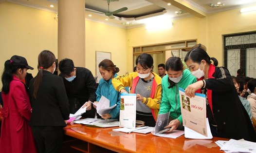 Người dân đến đăng ký đi lao động thời vụ tại Hàn Quốc. Ảnh: Giang Nam