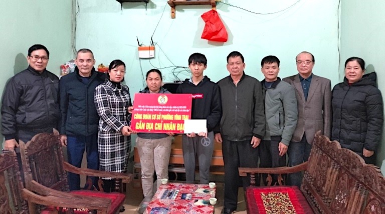 Đại diện Công đoàn cơ sở phường Vĩnh Trại (Lạng Sơn) trao hỗ trợ cho gia đình học sinh. Ảnh: Công đoàn Lạng Sơn