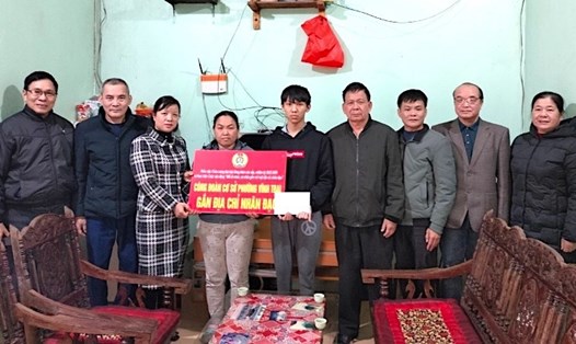 Đại diện Công đoàn cơ sở phường Vĩnh Trại (Lạng Sơn) trao hỗ trợ cho gia đình học sinh. Ảnh: Công đoàn Lạng Sơn