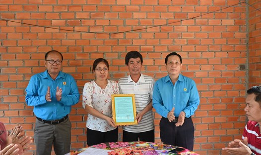 Chủ tịch LĐLĐ tỉnh Tiền Giang Lê Minh Hùng (ngoài cùng, bên phải) trao tặng "Mái ấm Công đoàn" cho chị Thủy. Ảnh: Thành Nhân