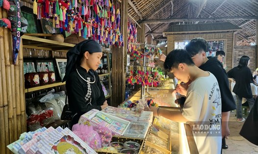 Khách du lịch mua sắm tại Khu bảo tồn làng nhà sàn dân tộc sinh thái Thái Hải thuộc địa phận xóm Cường (xã Thịnh Đức, TP. Thái Nguyên). Ảnh: Phùng Minh