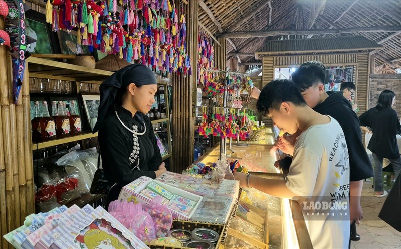 Khách du lịch mua sắm tại Khu bảo tồn làng nhà sàn dân tộc sinh thái Thái Hải thuộc địa phận xóm Cường (xã Thịnh Đức, TP. Thái Nguyên). Ảnh: Phùng Minh