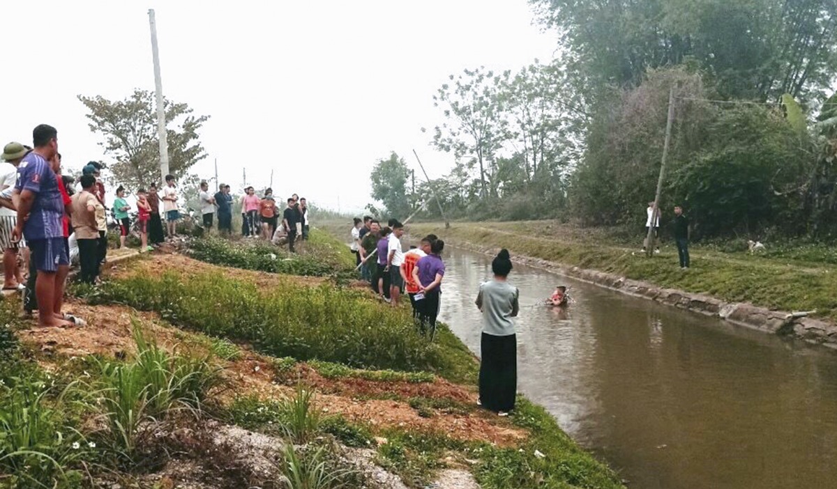 Hiện trường 2 chị em bị đuối nước được người dân phát hiện. Ảnh: Người dân cung cấp