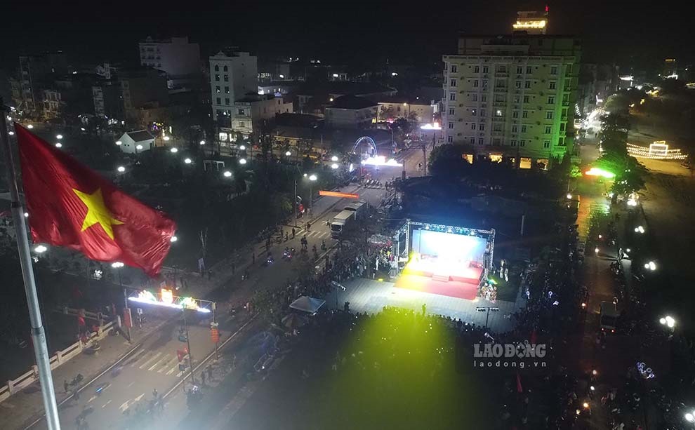 Lễ khai mạc du lịch hè Cô Tô 2023 “Dấu ấn đảo xanh” được tổ chức tại Quảng trường trước Di tích quốc gia đặc biệt Khu lưu niệm Chủ tịch Hồ Chí Minh trên đảo Cô Tô, tỉnh Quảng Ninh. Ảnh: Đoàn Hưng