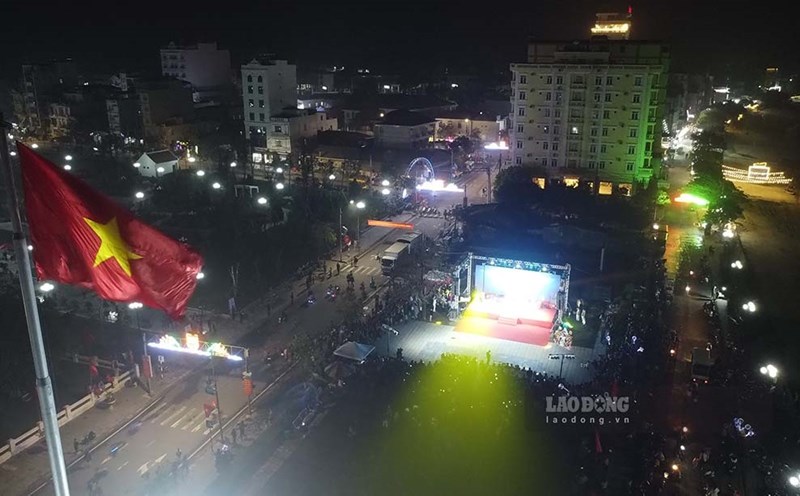 Lễ khai mạc du lịch hè Cô Tô 2023 “Dấu ấn đảo xanh” được tổ chức tại Quảng trường trước Di tích quốc gia đặc biệt Khu lưu niệm Chủ tịch Hồ Chí Minh trên đảo Cô Tô, tỉnh Quảng Ninh. Ảnh: Đoàn Hưng