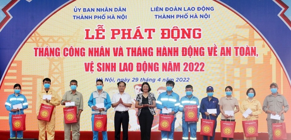 Phó Chủ tịch Tổng Liên đoàn Lao động Việt Nam Ngọ Duy Hiểu (đứng giữa) trao Cờ thi đua của Tổng Liên đoàn cho các tập thể có thành tích xuất sắc trong công tác an toàn vệ sinh lao động tại Lễ phát động Tháng Công nhân và Tháng hàng động về An toàn vệ sinh lao động năm 2022. Ảnh: Kiều Vũ