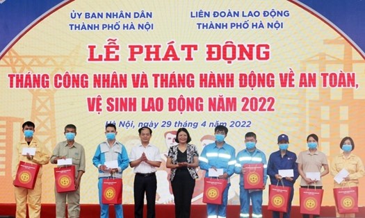 Phó Chủ tịch Tổng Liên đoàn Lao động Việt Nam Ngọ Duy Hiểu (đứng giữa) trao Cờ thi đua của Tổng Liên đoàn cho các tập thể có thành tích xuất sắc trong công tác an toàn vệ sinh lao động tại Lễ phát động Tháng Công nhân và Tháng hàng động về An toàn vệ sinh lao động năm 2022. Ảnh: Kiều Vũ