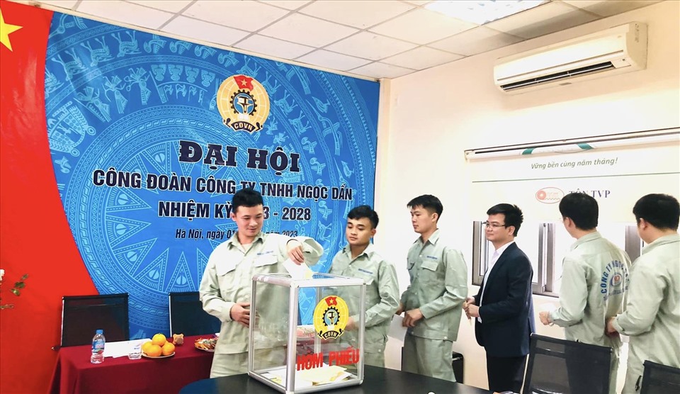 Đoàn viên Công đoàn Công ty TNHH Ngọc Dần thực hiện bầu cử tại Đại hội nhiệm kỳ 2023-2028 diễn ra ngày 1.4 đã bầu 1 đại biểu dự Đại hội XII Công đoàn ngành Công Thương Hà Nội. Ảnh: CĐ CTHN