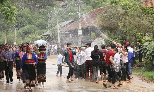 Tết té nước truyền thống của dân tộc Lào tại Điện Biên. Ảnh: Văn Thành Chương