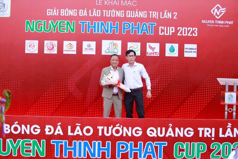 Trưởng ban tổ chức trao hoa và kỷ niệm chương cho nhà tài trợ chính. Ảnh: Thành Thành