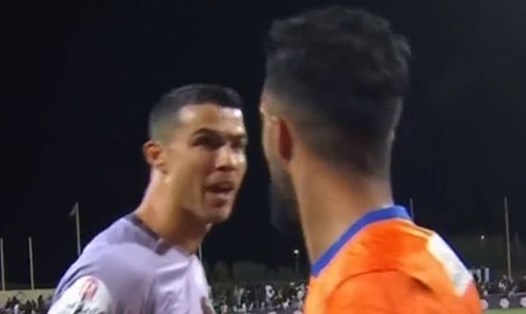 Ronaldo lời qua tiếng lại với đối thủ sau khi trận đấu kết thúc.  Ảnh: Cắt từ video