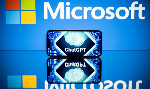 Microsoft đang tận dụng khoản đầu tư vào OpenAI để đưa ChatGPT vào các ứng dụng điện thoại. Ảnh: AFP