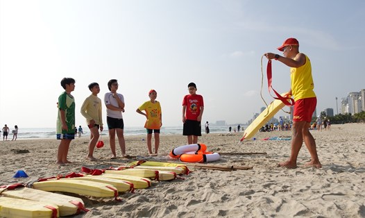 Một buổi giao lưu, tập huấn phòng chống đuối nước cho trẻ em tại Đà Nẵng. Ảnh: Ban quản lý bán đảo Sơn Trà và các bãi biển du lịch Đà Nẵng.